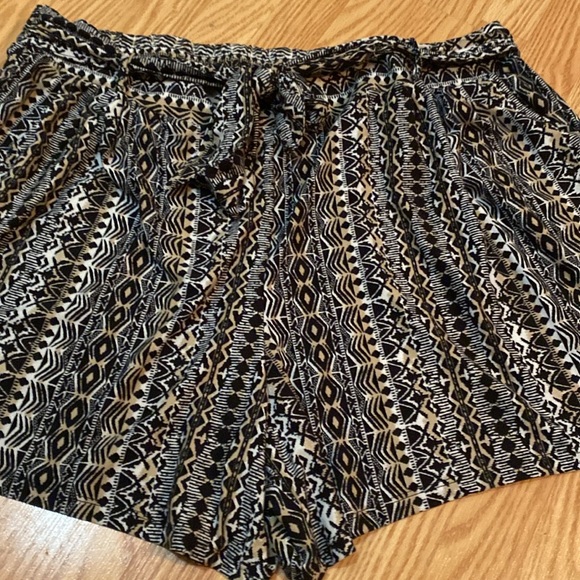Terra & Sky Patterned Shorts 3X - Picture 2 of 6
